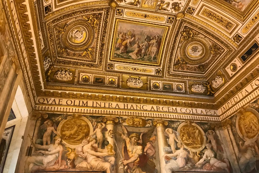 세밀한 예술품과 라틴 문양이 새겨진 화려한 천장과 벽 프레스코화로 고전과 종교적 주제를 선보입니다.