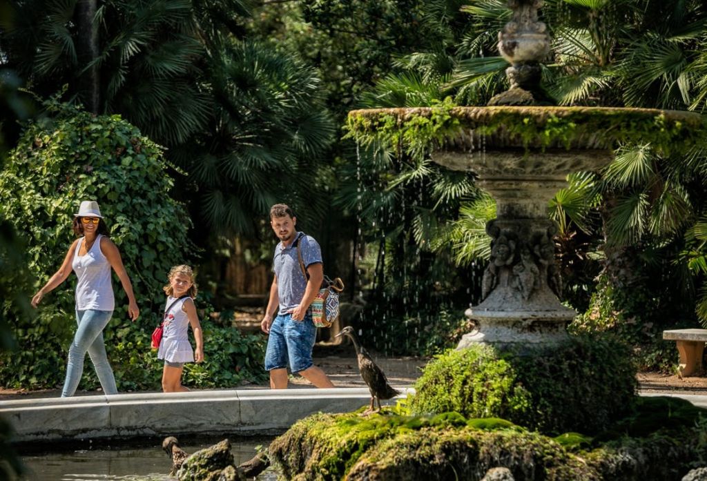 가족에게 이상적입니다. 사마 궁전 분수. 캄브릴스