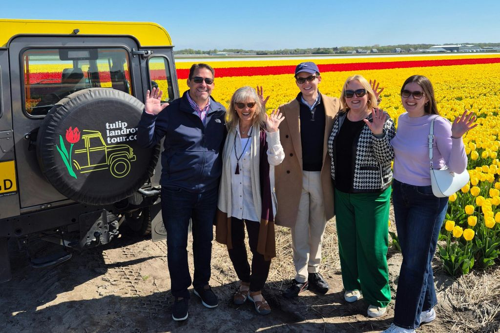 튤립 랜드로버가 튤립밭을 방문합니다.