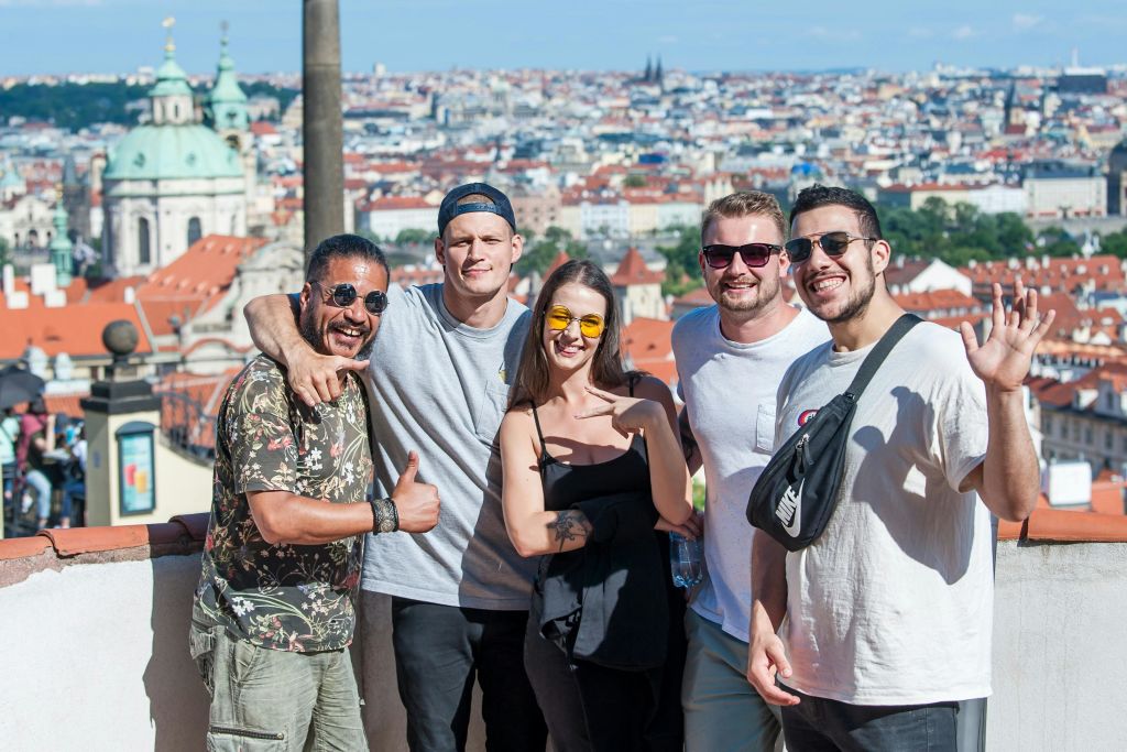 온드라, 자쿠브, 친구들 - 서비스 제공