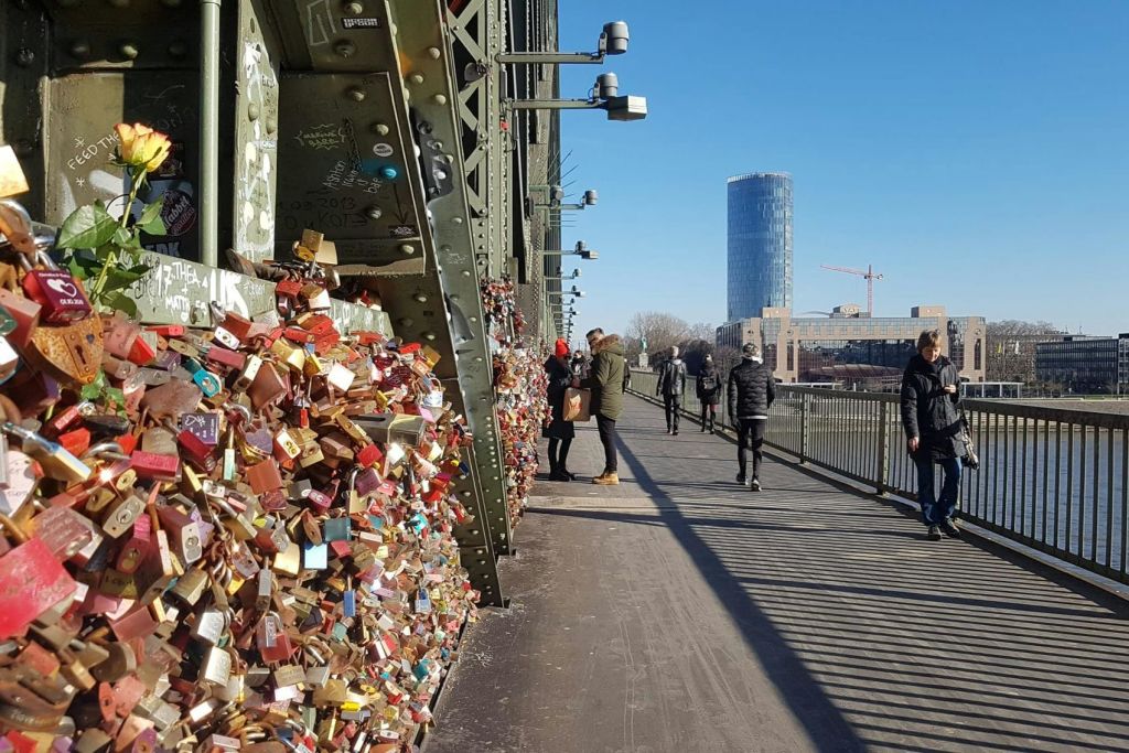 사랑이 가득합니다! 라인강을 건너는 호엔촐레른 다리