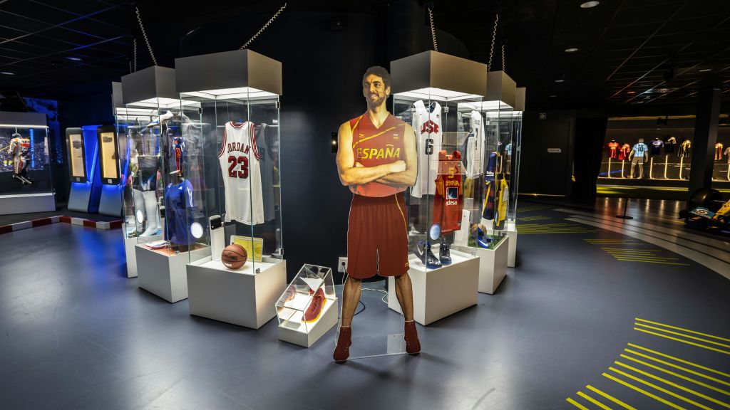 역사상 최고의 스포츠맨과 여성들의 작품 전시. 사진 속에는 파우 가솔, 마이클 조던 등