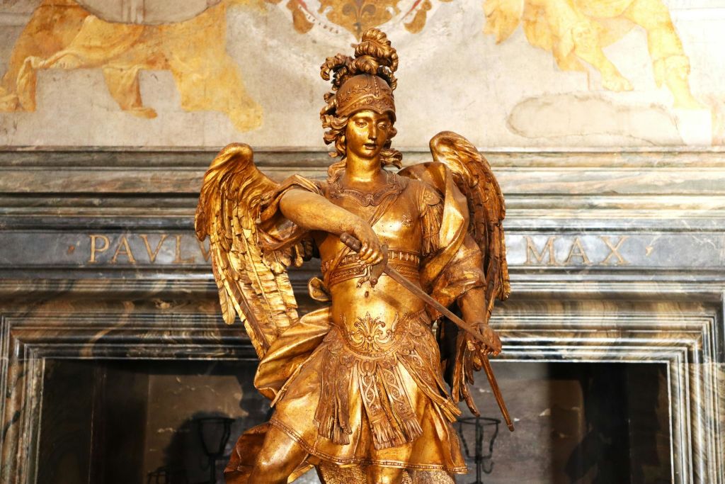 성 미카엘 동상