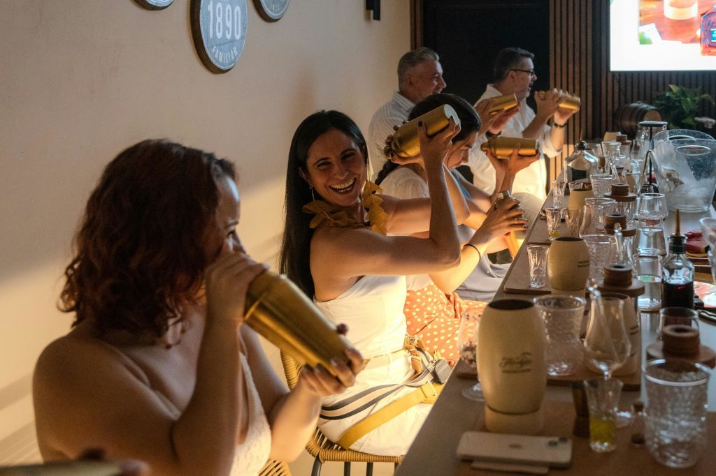 쉐이크와 음료를 즐기며