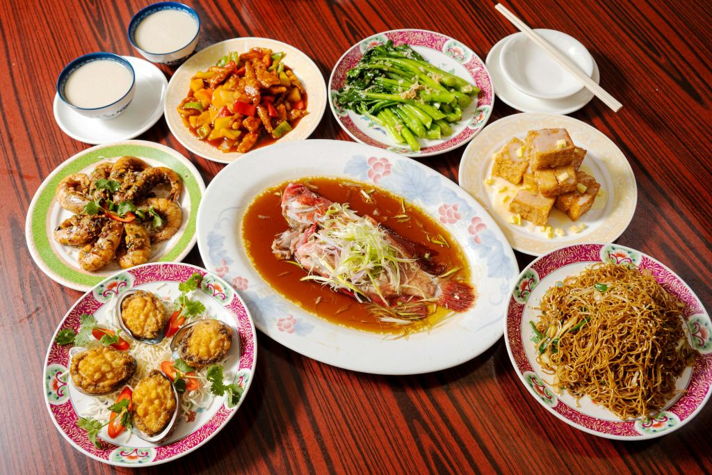 애버딘 도매 수산 시장에서 맛있는 해산물 점심 식사를 즐기려면 해산물 점심 투어를 선택하세요.