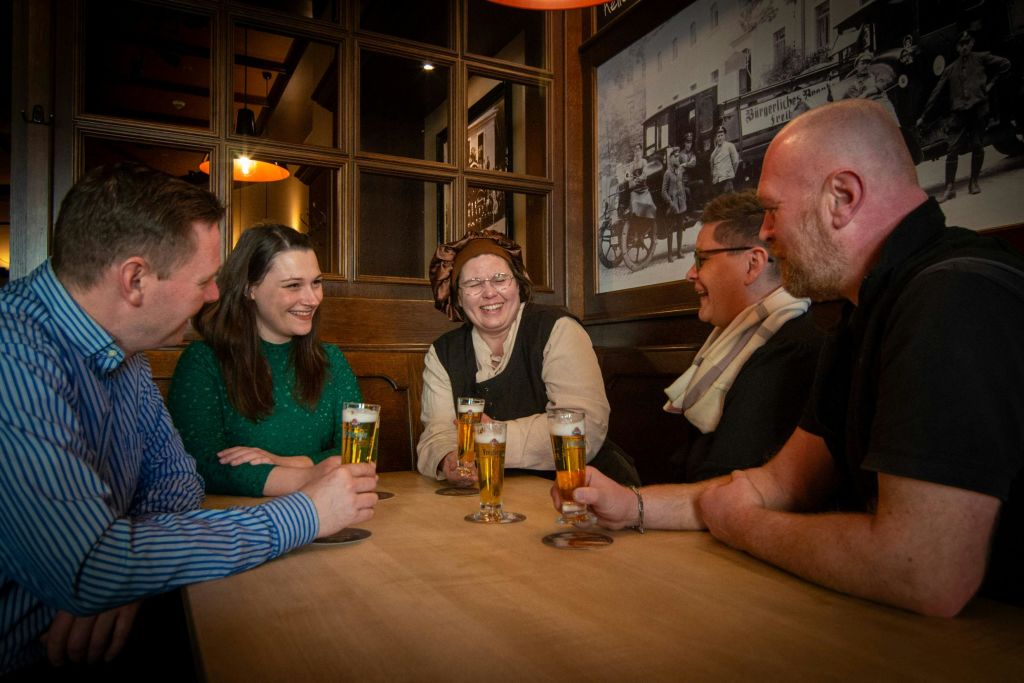 게스트와 투어 가이드가 함께하는 맥주 시음