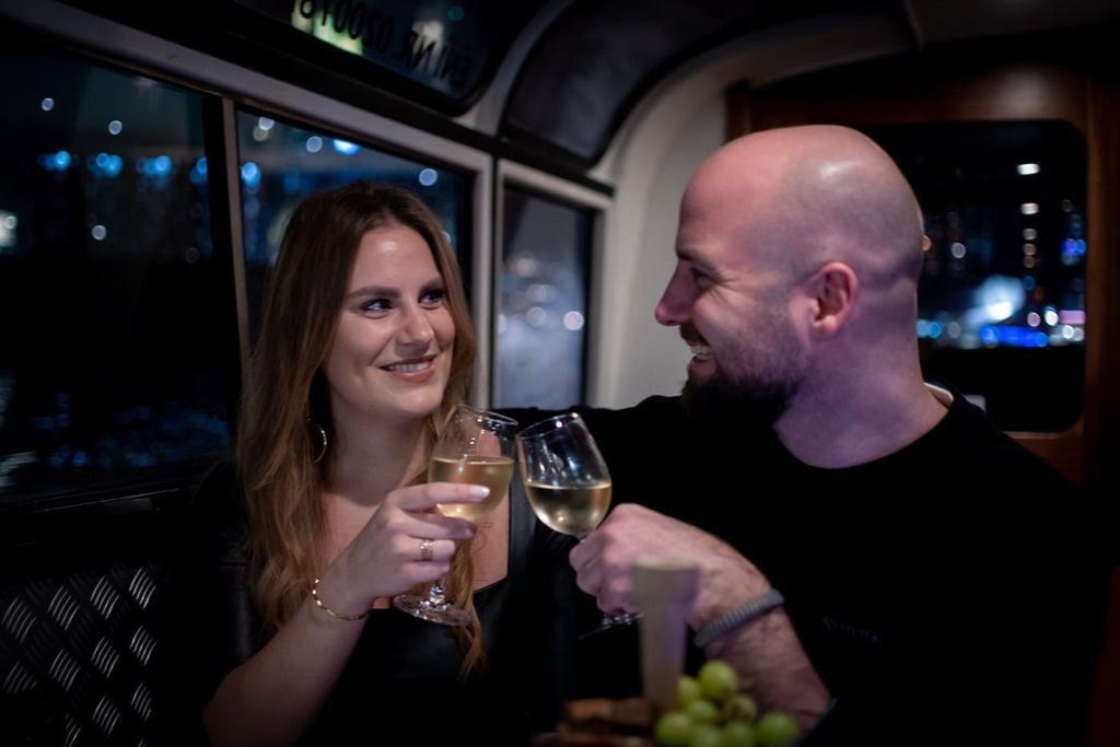 와인을 즐기는 커플