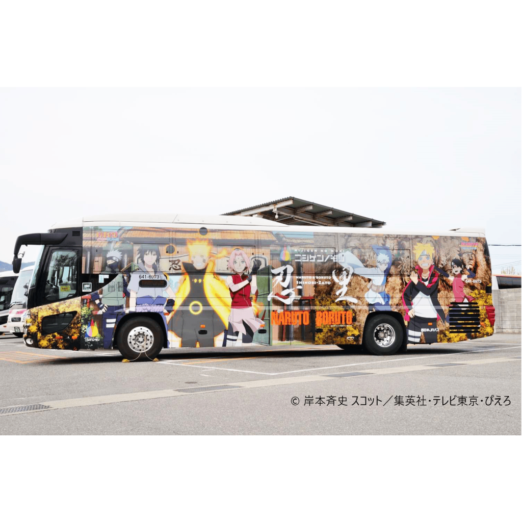 "나루토" 와 "보루토" 시리즈의 크고 화려한 애니메이션 캐릭터로 장식된 버스는 건물 근처에 많이 주차되어 있습니다.