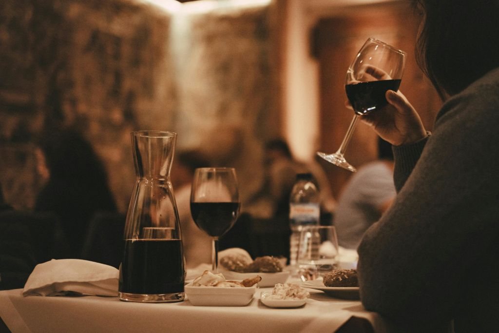 와인을 즐기는 방문자