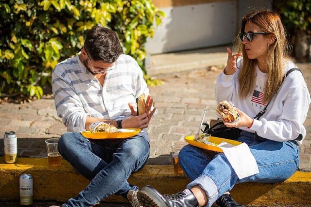 전통 음식 즐기기