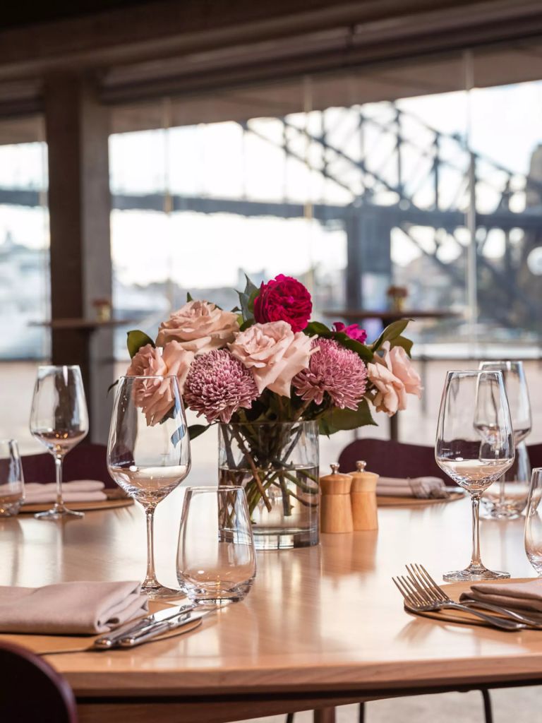 행사장에서 무료로 제공되는 음료를 즐겨보세요.