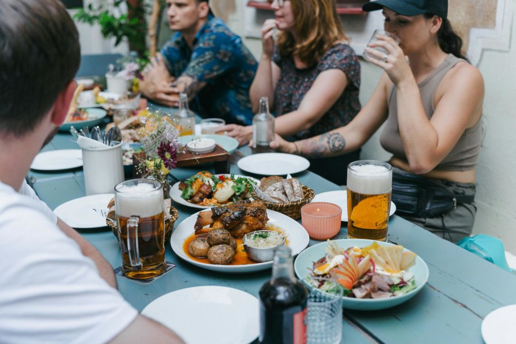 공급업체는 현지인이 좋아하는 장소에서 식사를 합니다.