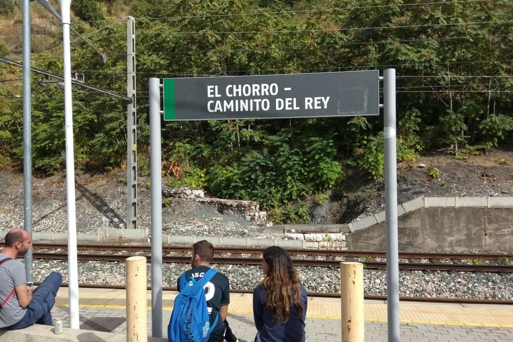 카미니토 델 레이 (Caminito del Rey) 방문을 위해 엘 초로 (El Chorro) 의 호텔 라 가르간타 (Hotel La Garganta) 리셉션에서 30미터 거리에 있는 기차역.