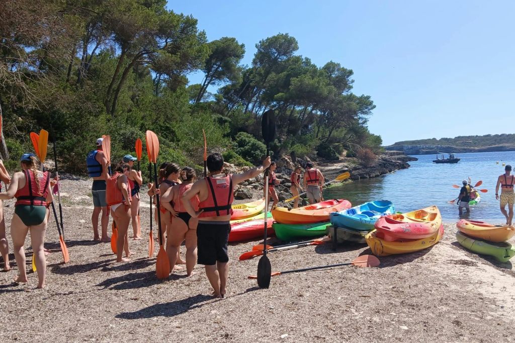 카약 투어 탑승을 기다리는 사람들의 그룹