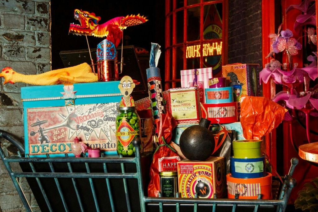 상자, 장난감 용, 다양한 빈티지 스타일의 포장을 포함하여 디스플레이에 있는 기발한 아이템의 다채로운 컬렉션.