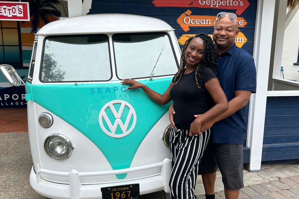 수변 도보 음식 투어에서 복원된 그림 같은 폭스바겐 버스를 타고 간단한 포즈를 취해보세요!