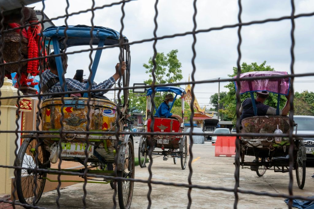 현지 인력거 기사님이 고객을 기다리고 있습니다.