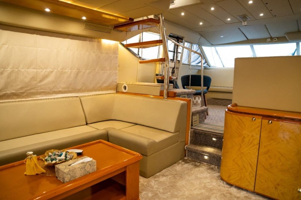 요트의 아늑한 라운지에서 럭셔리한 휴식을 즐기세요. 🛋️⚓ # 럭셔리 요트 리빙 # 해변의 편안함