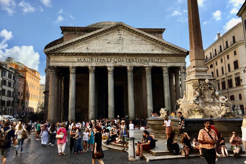 판테온 앞 광장에서