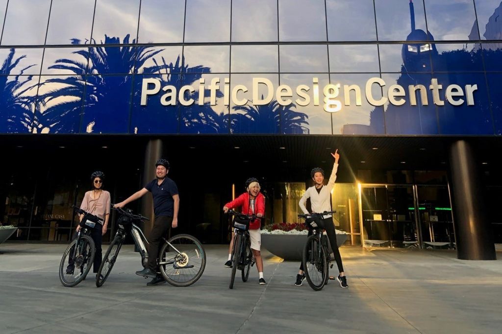 퍼시픽 디자인 센터 앞에서 즐기는 골든 아워
