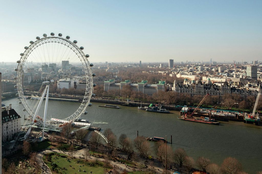 템스강 옆의 런던 아이 (London Eye) 의 공중 전경에는 주변 건물과 공원이 있습니다.