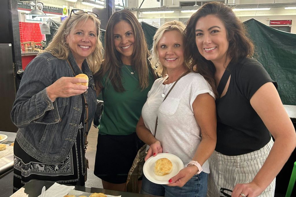 유서 깊은 시장 푸드 투어와 비스킷 만들기 클래스