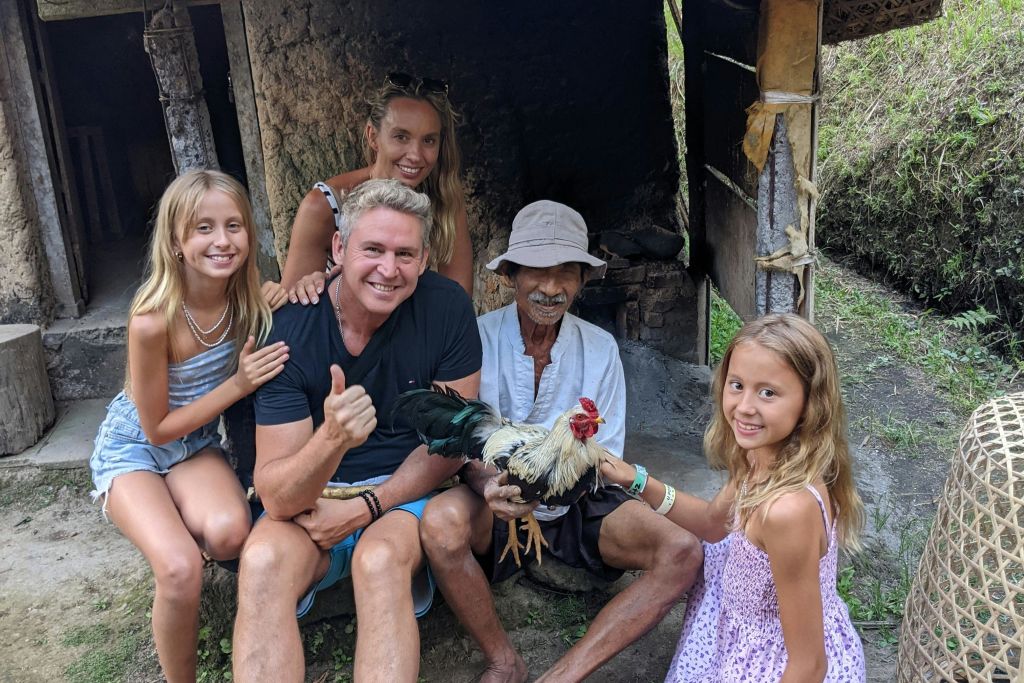 한 무리의 가족이 농부의 오두막을 방문하여 닭고기를 들고 현지 농부를 만납니다.