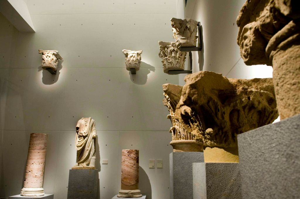 머리 없는 동상, 장식용 수도, 석조 기둥 등 고대 조각품이 전시된 박물관 전시관이 모두 전시되어 있습니다.