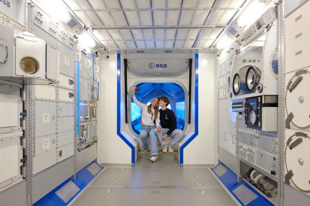 우주 비행사가 ISS에서 어떻게 먹고, 자고, 살아가는지 알아보세요.