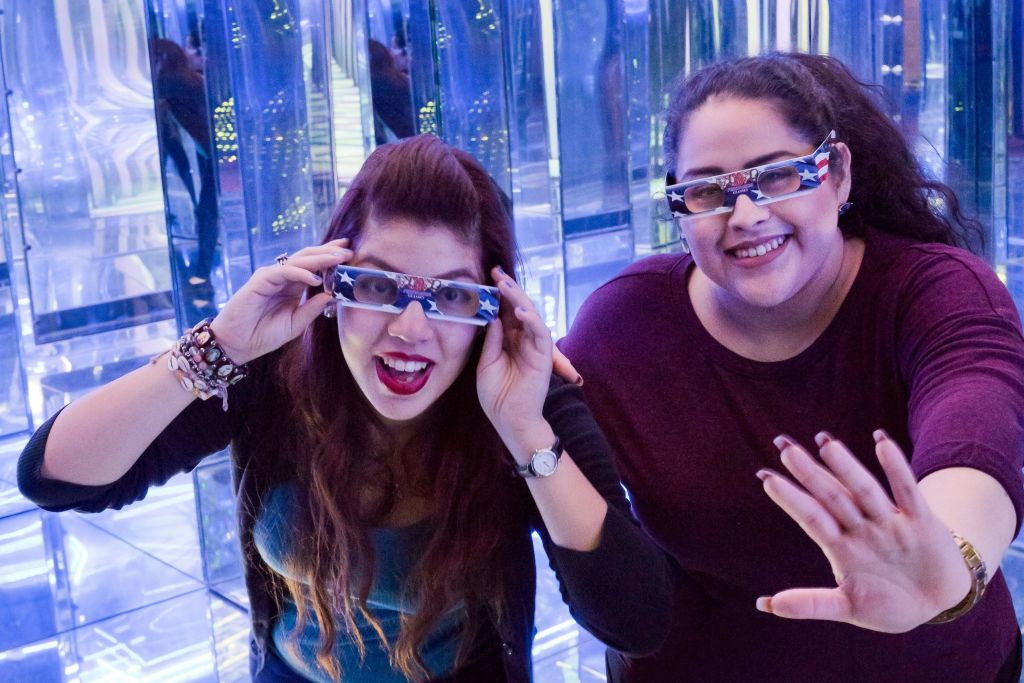 환상적인 거울 미로를 탈출하다