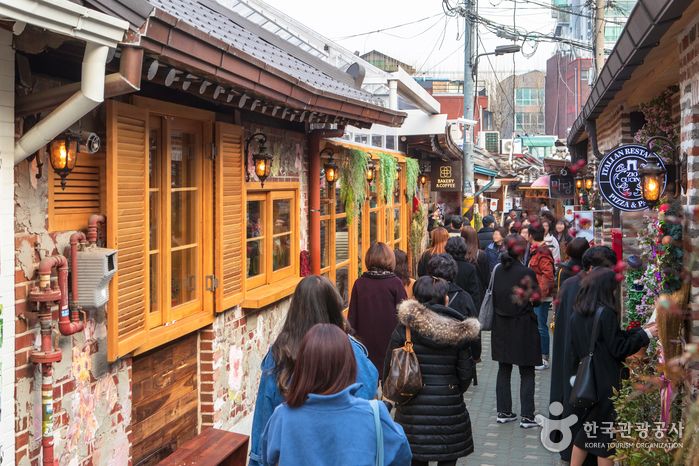 Ikseon-dong Hanok Street Thumbnail 3