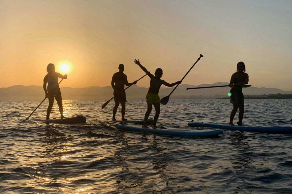 칸파스티야 해변에서 스탠드업 패들보딩 즐기기