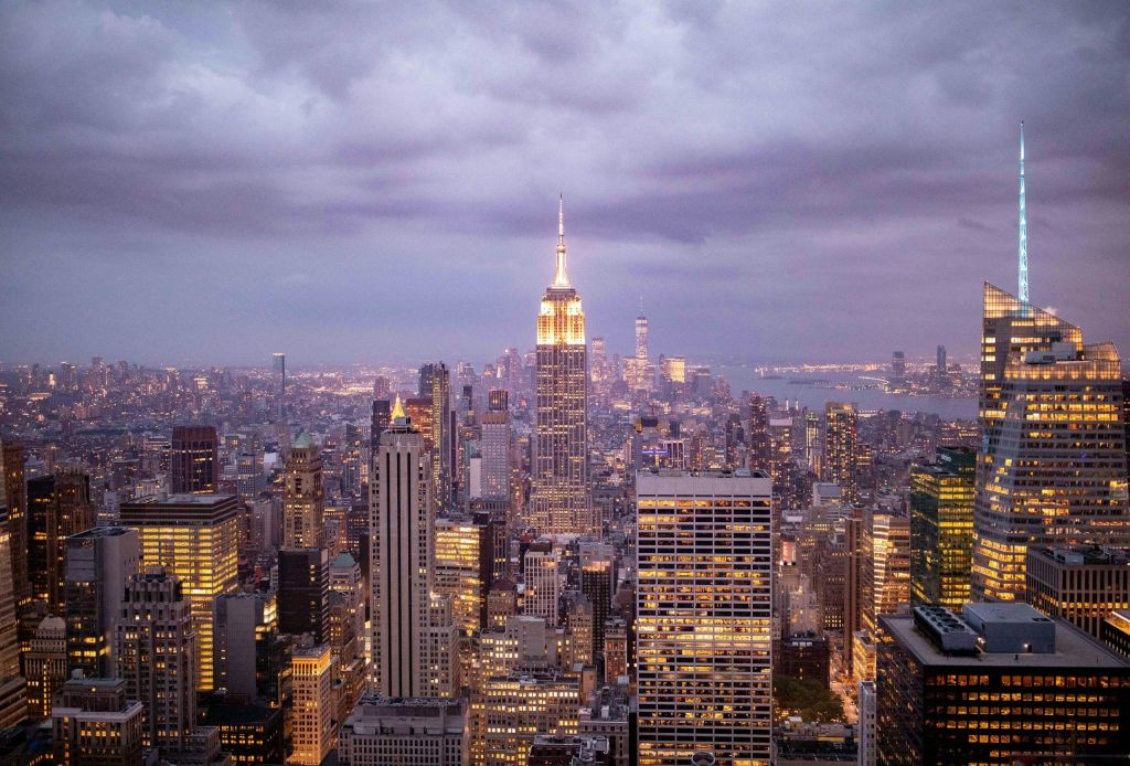 해질 무렵 흐린 하늘을 배경으로 엠파이어 스테이트 빌딩이 있는 뉴욕의 도시 풍경.