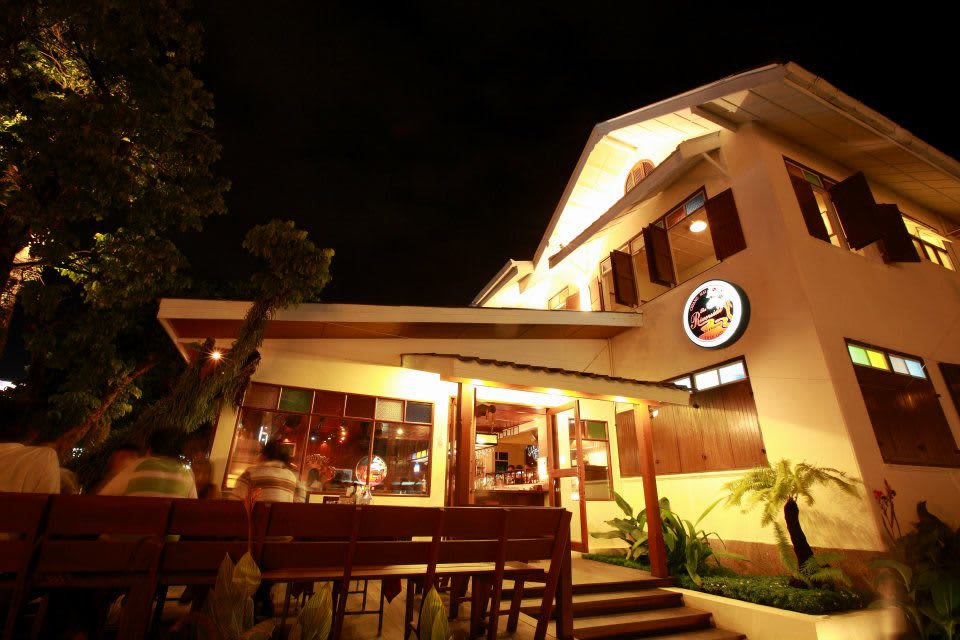 더 리버사이드 바 & 레스토랑