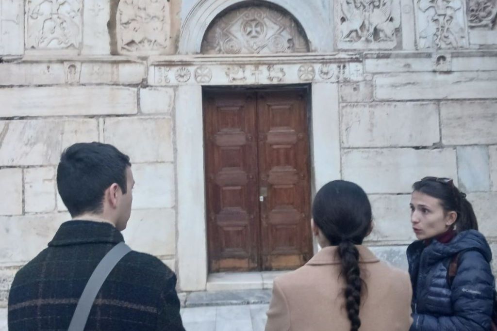 저희 투어 가이드가 플라카 지역 근처에서 프레젠테이션을 하고 있습니다.