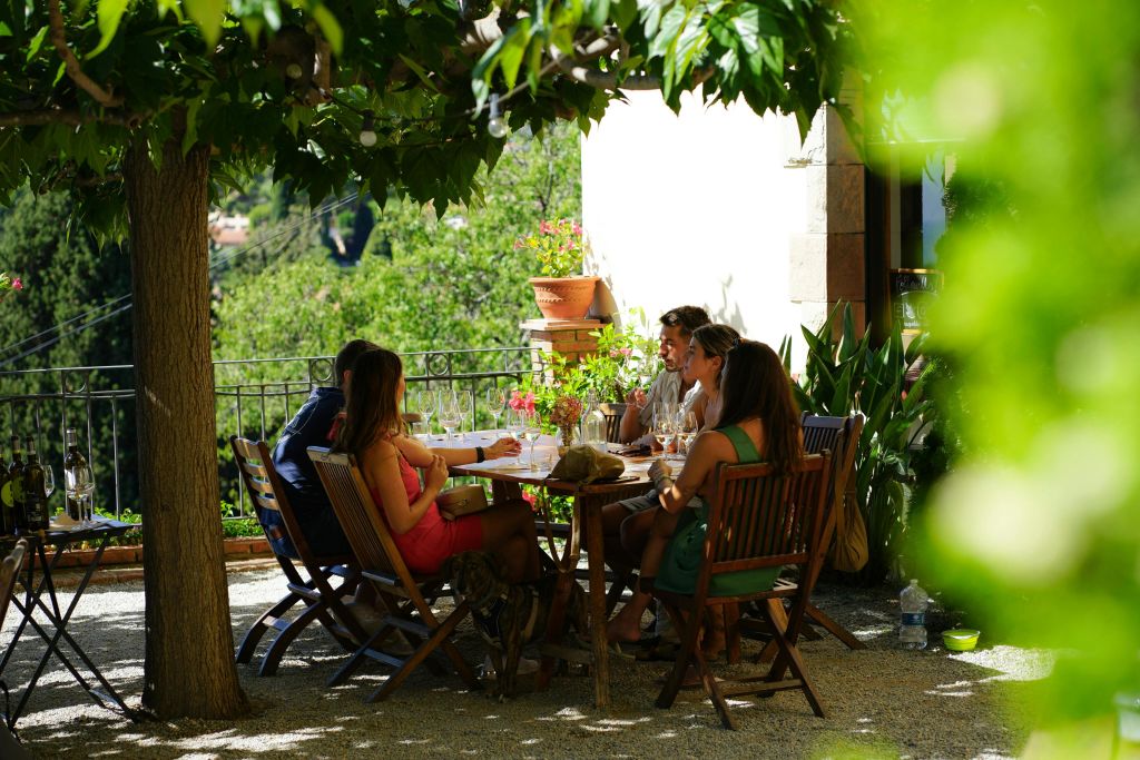 다양한 와인을 맛보며 친구와 가족과 함께 추억을 만드세요