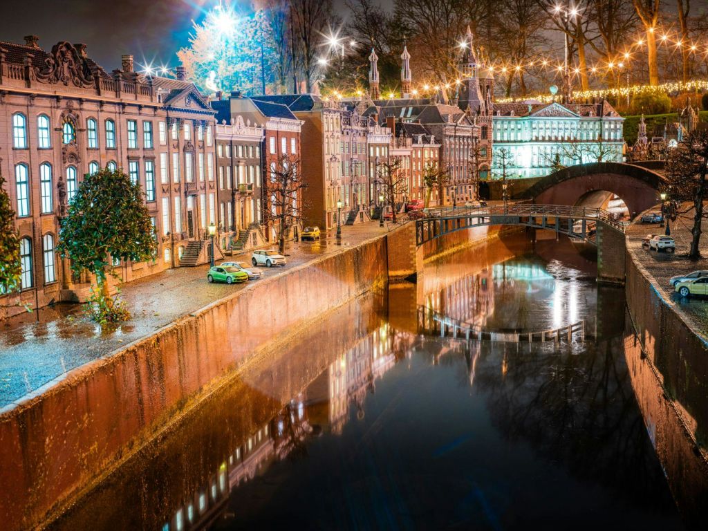 조명이 켜진 건물, 다리, 밤에는 물에 비치는 축제 불빛이 늘어선 운하.