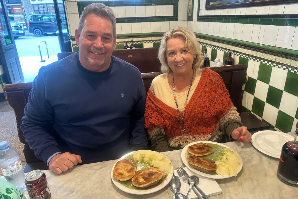 점심 식사를 즐기는 커플