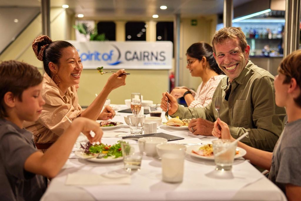 스피릿 오브 케언즈에서 즐기는 가족 식사