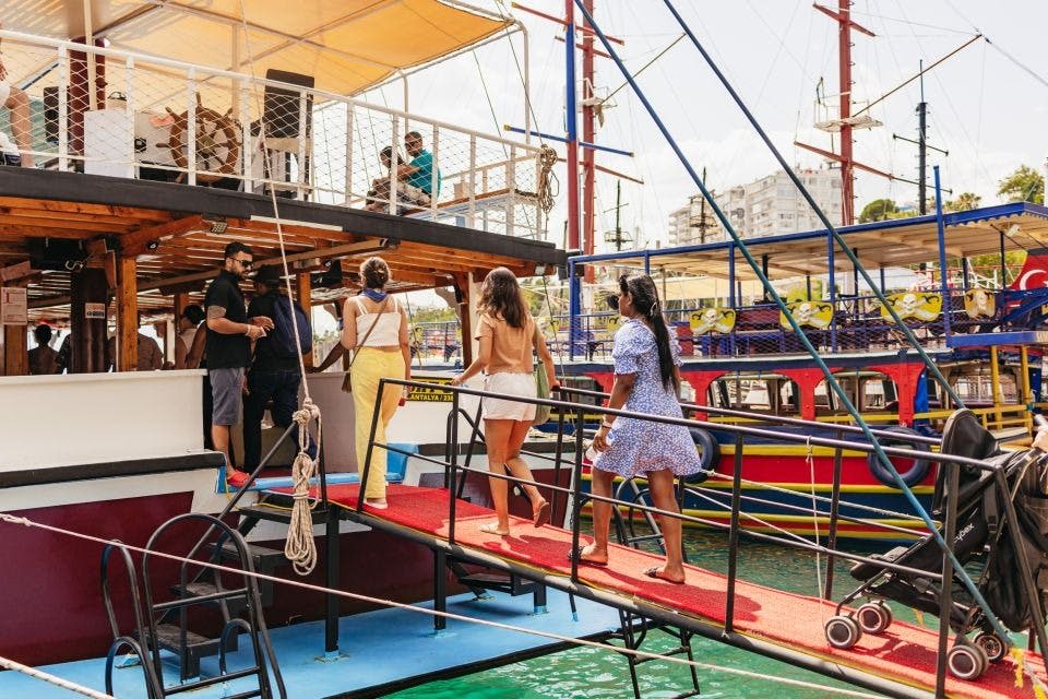 게스트는 보트에 탑승합니다.