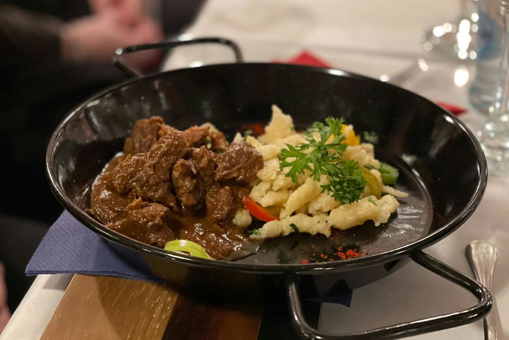 전통 국수와 함께 제공되는 소고기 스튜