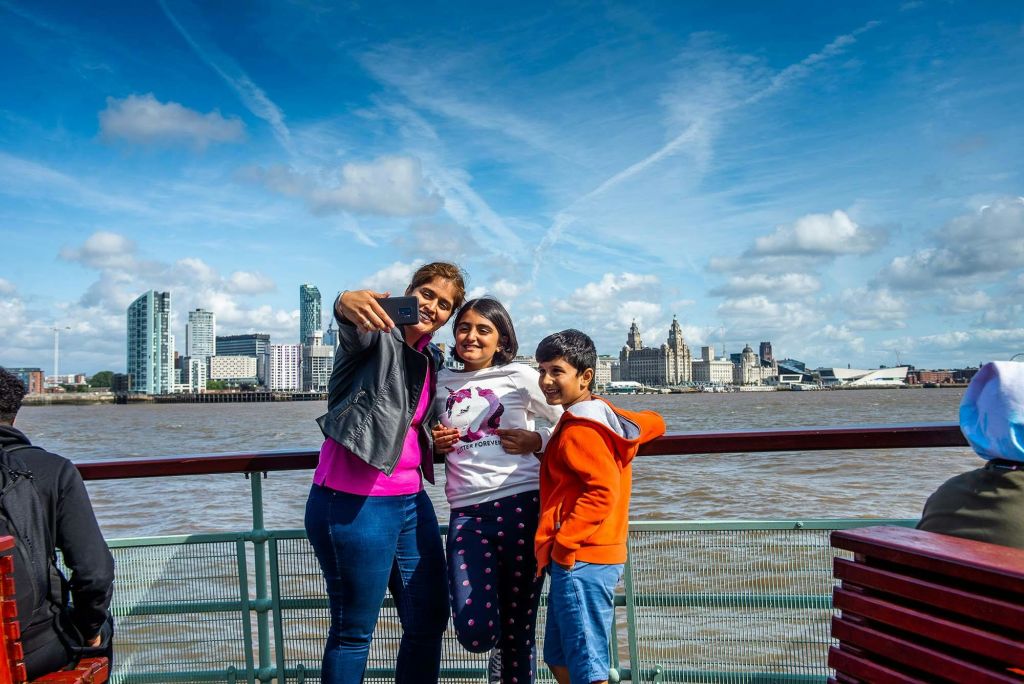 리버 익스플로러 크루즈에서 가족과 함께 셀카 찍기