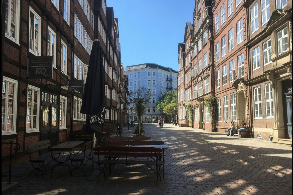 17세기, 18세기, 19세기에 지어진 유서 깊은 주택이 있는 거리