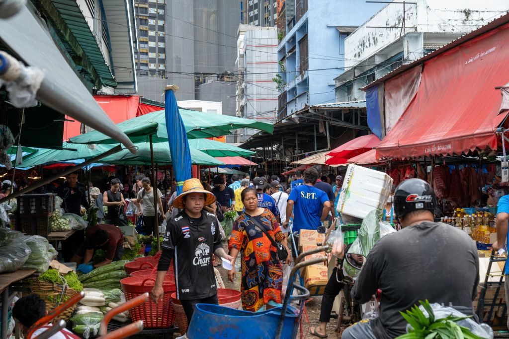 클롱토이 마켓은 여러분의 모든 감각을 깨워줄 것입니다