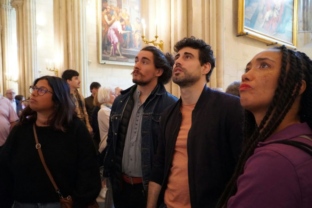 가이드와 대성당 내부 게스트