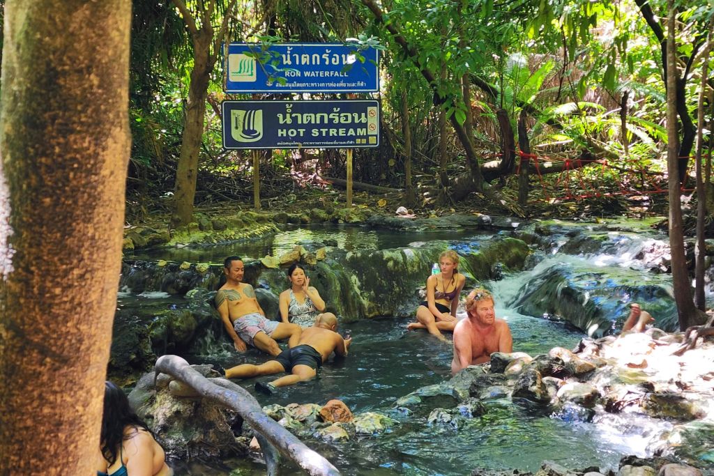 치료 효과와 진정 효과가 있는 온천의 물에 몸을 담그세요.