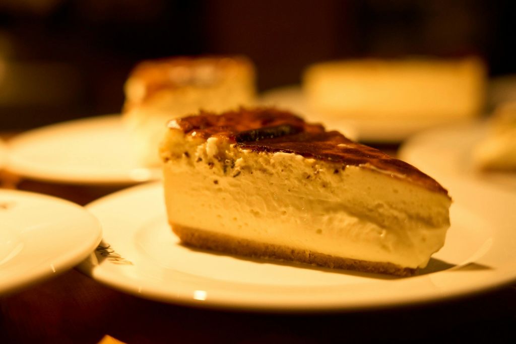 바르셀로나의 엘 보른 (El Born) 에서 요리 투어를 하는 동안 디저트로 제공되는 맛있는 치즈케이크.