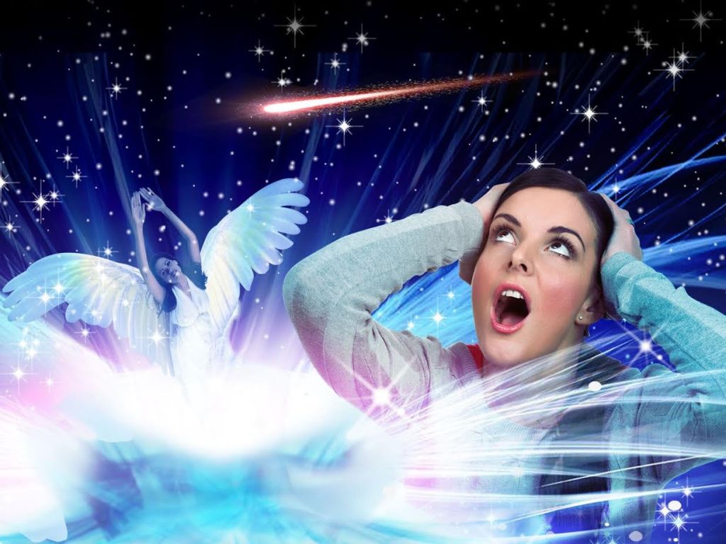 천상의 빛과 깃털로 둘러싸인 별이 빛나는 하늘에서 머리에 손을 얹은 한 여성이 밝은 유성을 보며 놀라 고개를 들고 있습니다.