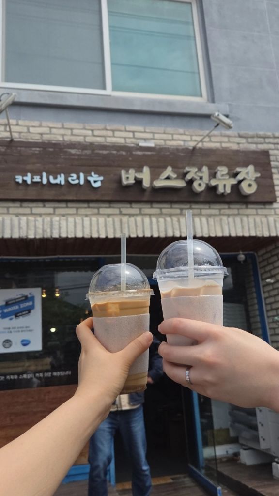 커피 내리는 버스 정류장 강릉 점