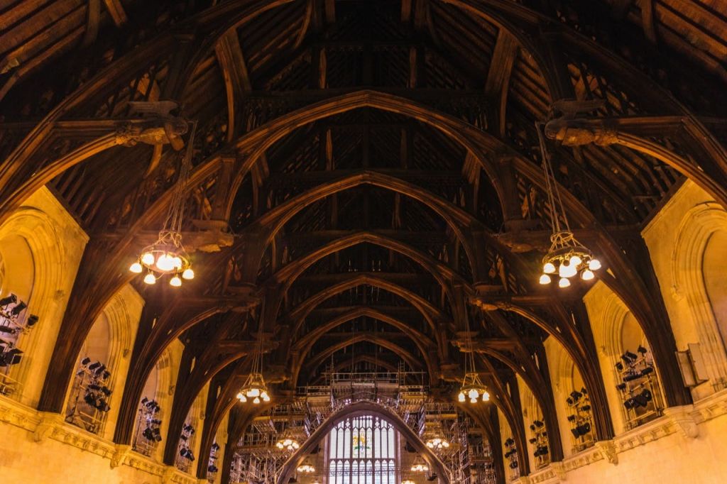 높은 천장과 정교한 디테일이 돋보이는 크고 화려한 대성당이나 홀 내부에 나무 아치 대들보와 걸이형 샹들리에가 있습니다.